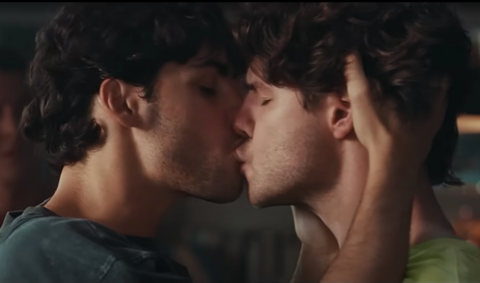 Lo spot con il bacio gay e la beffa di Pillon (ridateci Peppa Pig!) – VIDEO