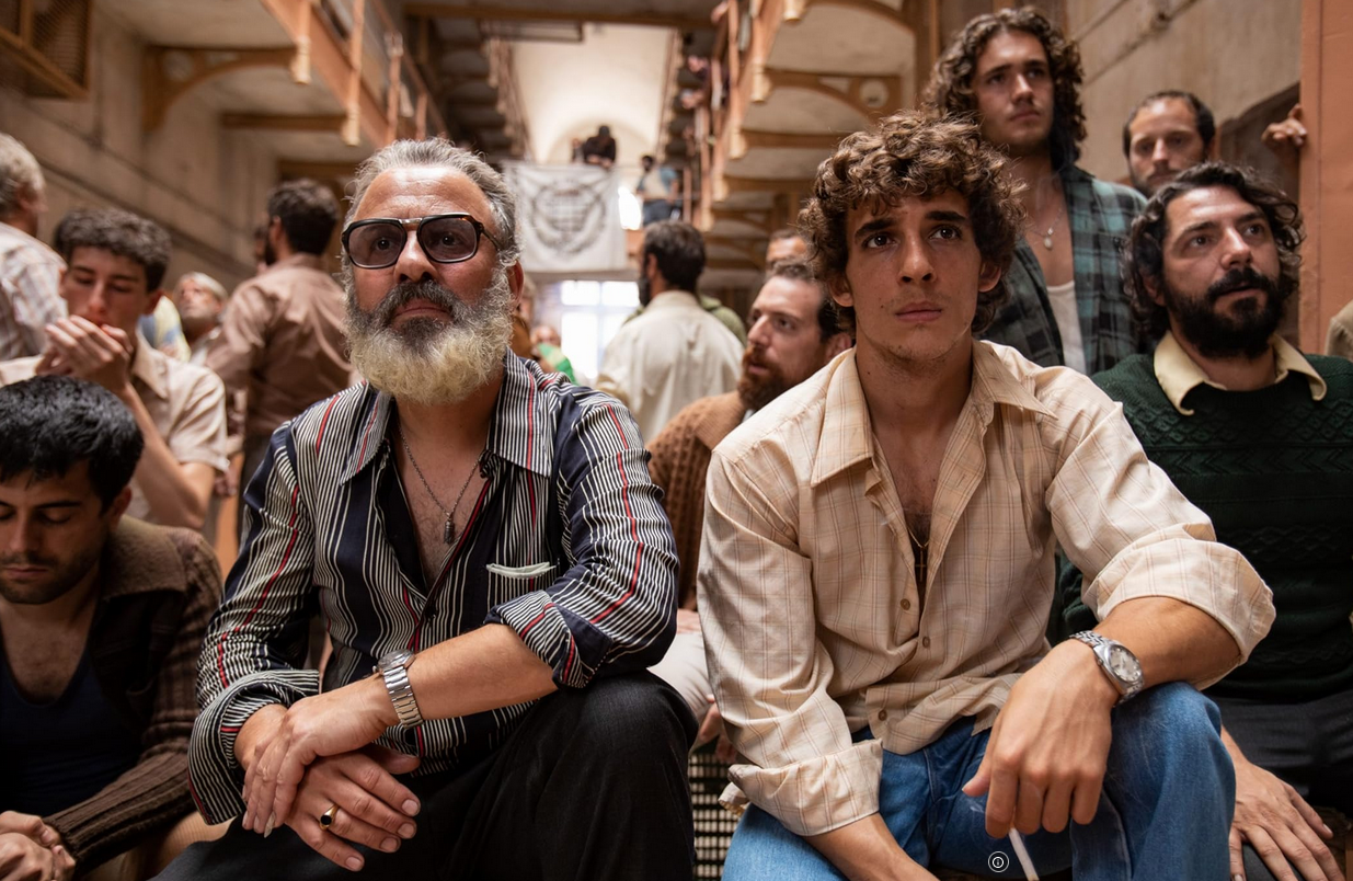 Rai 4 stasera propone "Prigione 77", dramma carcerario del 2022 di Albert Rodriguez con Miguel Herrán, Javier Gutiérrez, Jesús Carroza, Catalina Sopelana, Fernando Tejero, Xavi Sáez: , Víctor Castilla, Alfonso Lara.