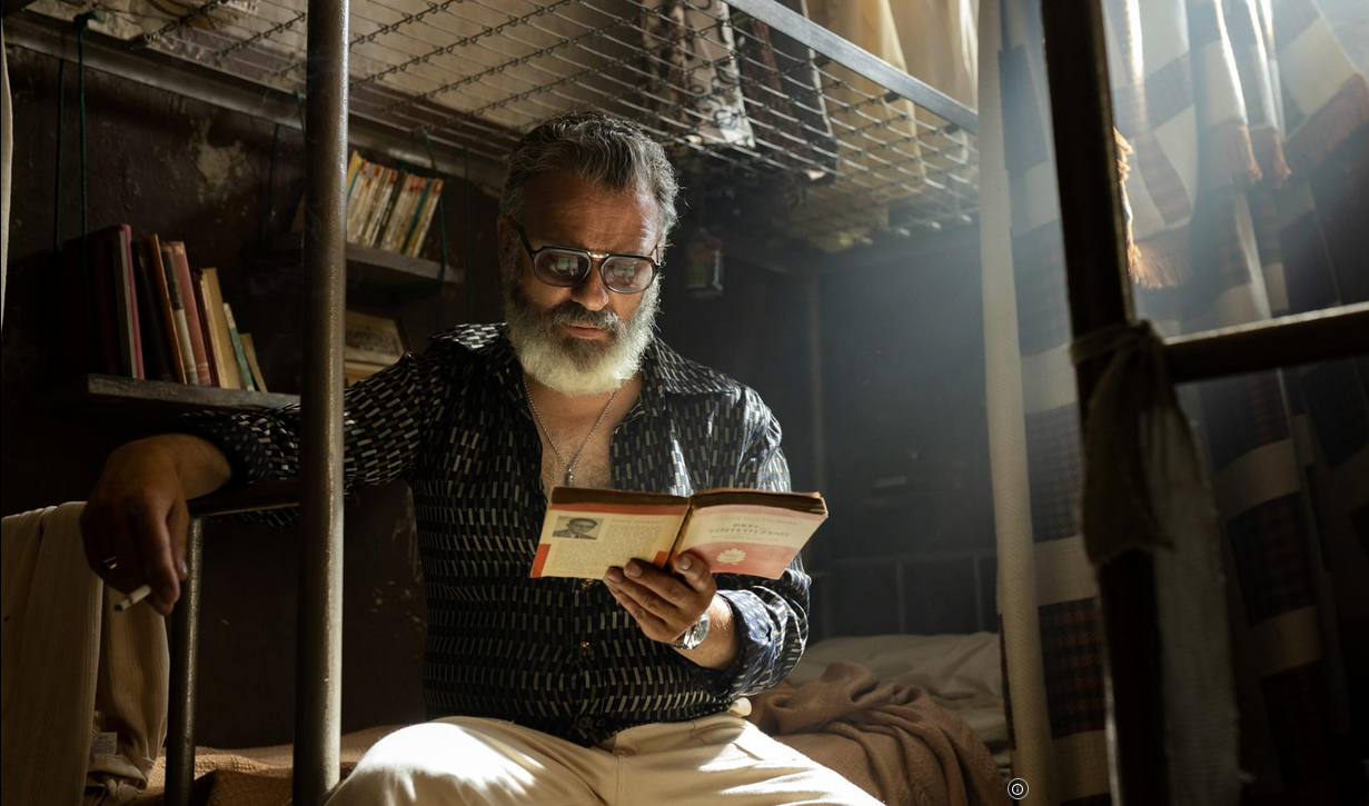 Rai 4 stasera propone "Prigione 77", dramma carcerario del 2022 di Albert Rodriguez con Miguel Herrán, Javier Gutiérrez, Jesús Carroza, Catalina Sopelana, Fernando Tejero, Xavi Sáez: , Víctor Castilla, Alfonso Lara.
