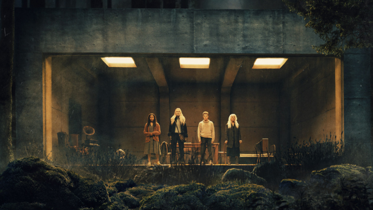 The Watchers – Loro ti guardano, recensione: un intrigante folk-horror visivamente interessante, ma troppo immerso nel presente