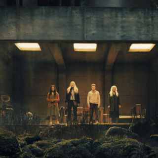 La recensione di Cineblog del fantasy horror The Watchers - Loro ti guardano, opera prima di Ishana Night Shyamalan con Dakota Fanning prodotta da M. Night Shyamalan.