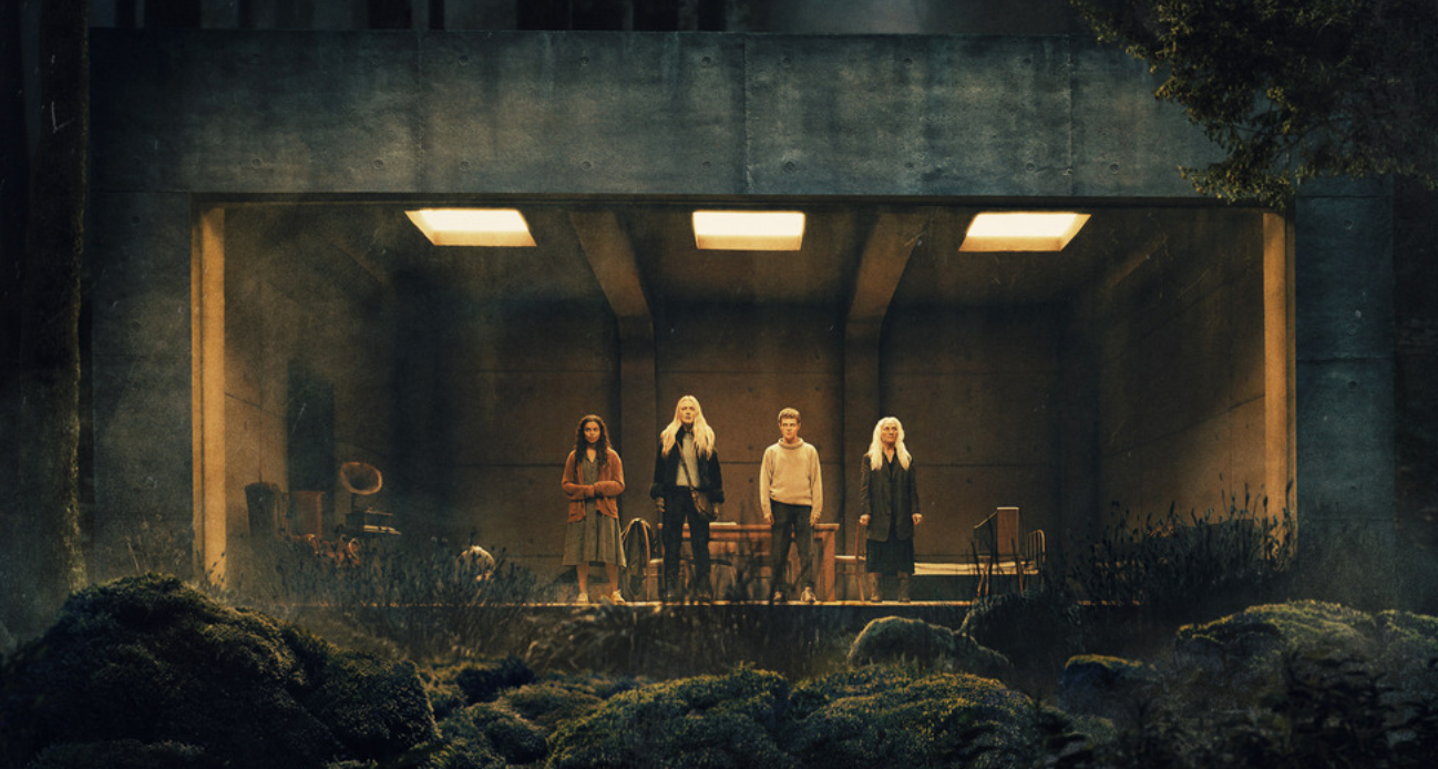 The Watchers – Loro ti guardano, recensione: un intrigante folk-horror visivamente interessante, ma troppo immerso nel presente