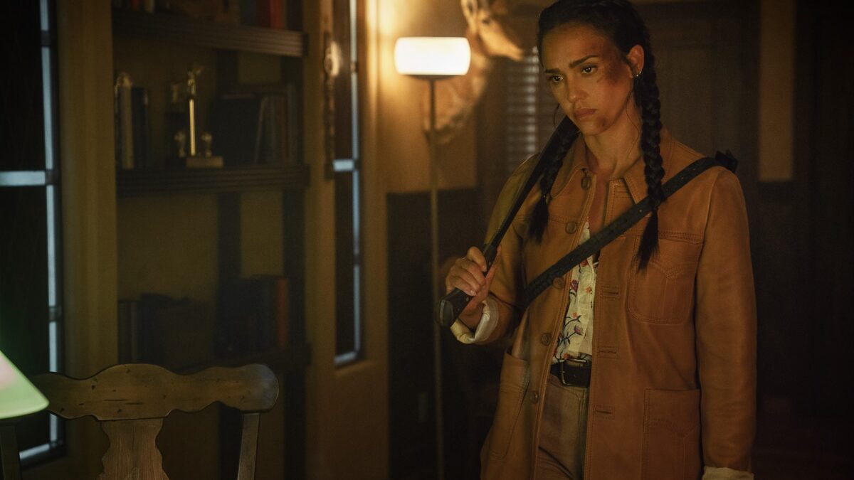 Trigger Warning, recensione: una “letale” Jessica Alba per un thriller d’azione che fatica a carburare (Disponibile su Netflix)