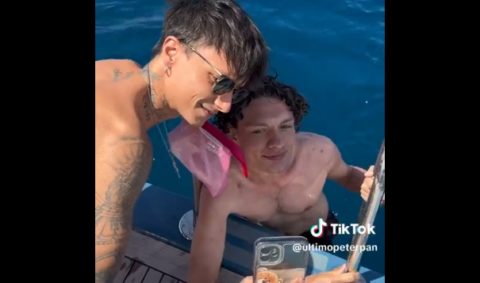 Fan nuota per centinaia di metri solo per un selfie con Ultimo, in mare, sulla sua barca