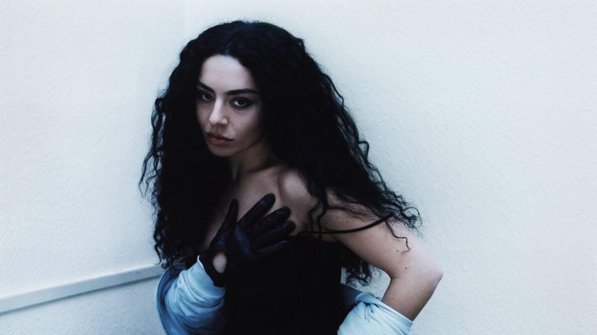 Talk Talk di Charli xcx: traduzione, testo e significato della canzone