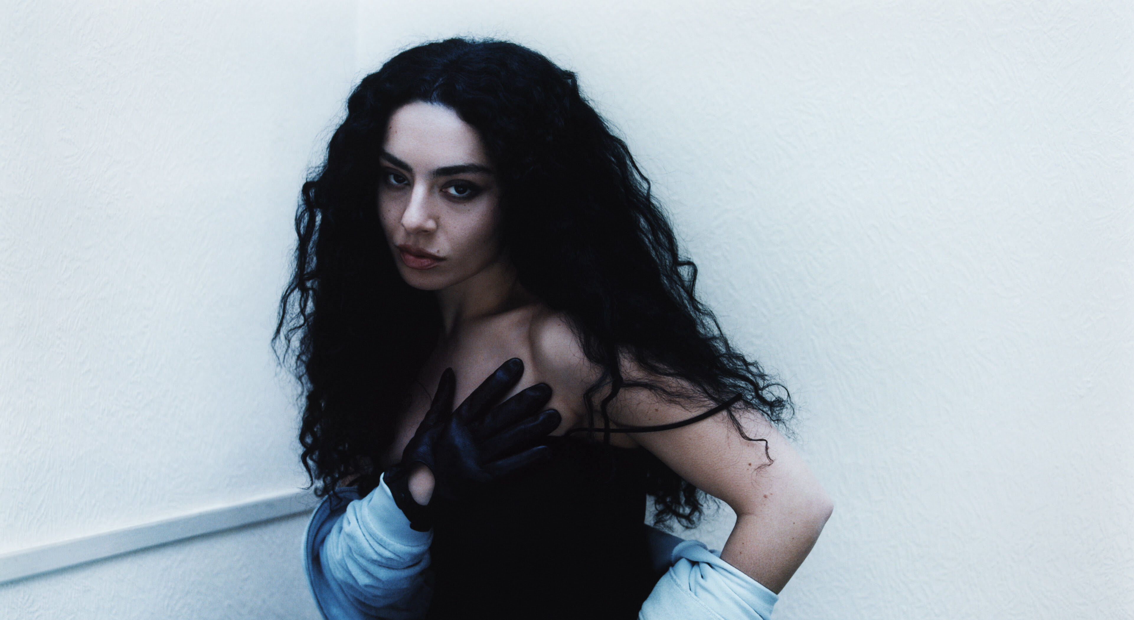 Talk Talk di Charli xcx: traduzione, testo e significato della canzone
