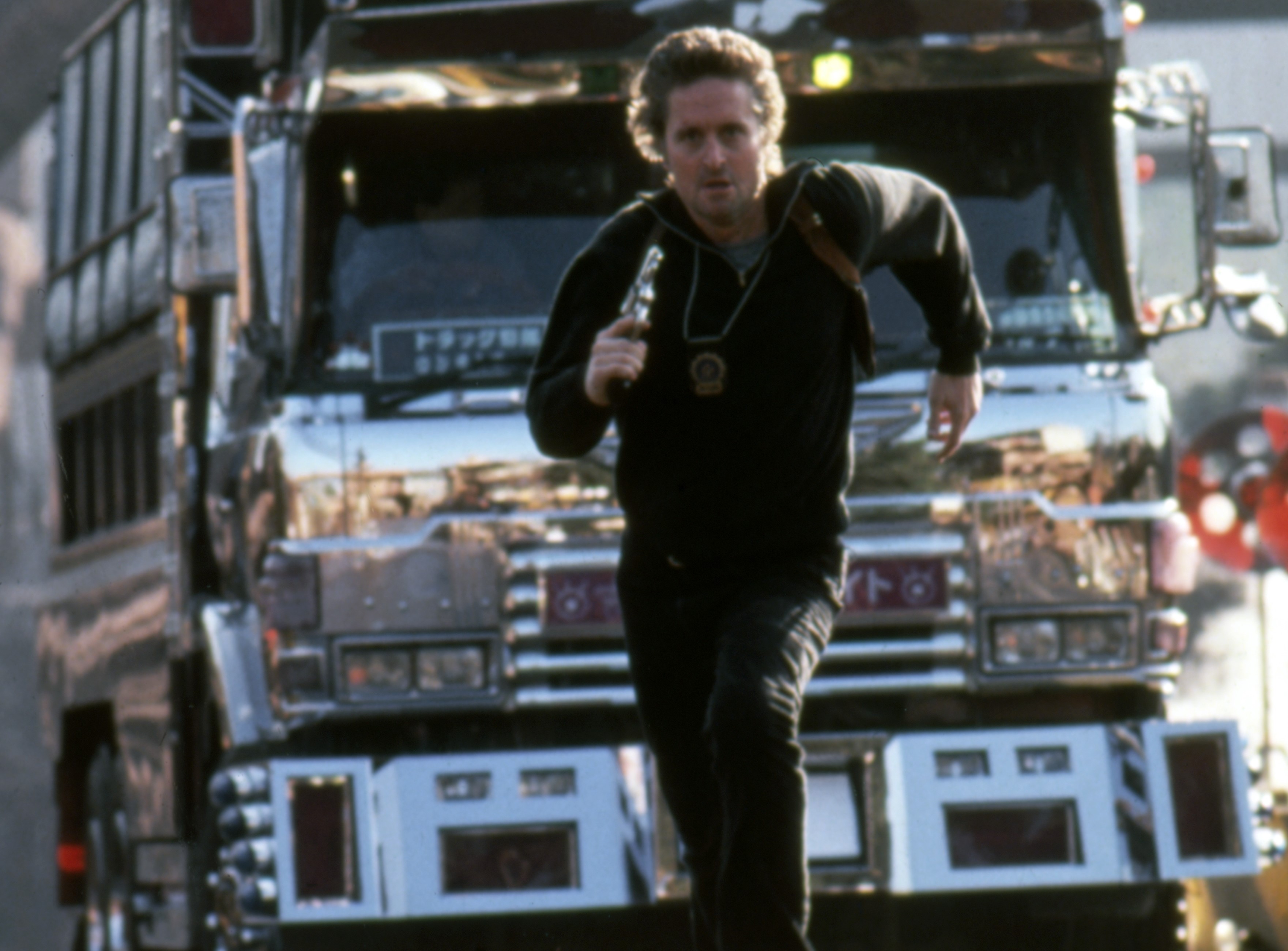 Leggi la recensione di Cineblog, scopri curiosità e ascolta la colonna sonora di Black Rain - Pioggia sporca, il cult "giapponese" del regista Ridley Scott con Michael Douglas e Andy Garcia compie 35 anni.
