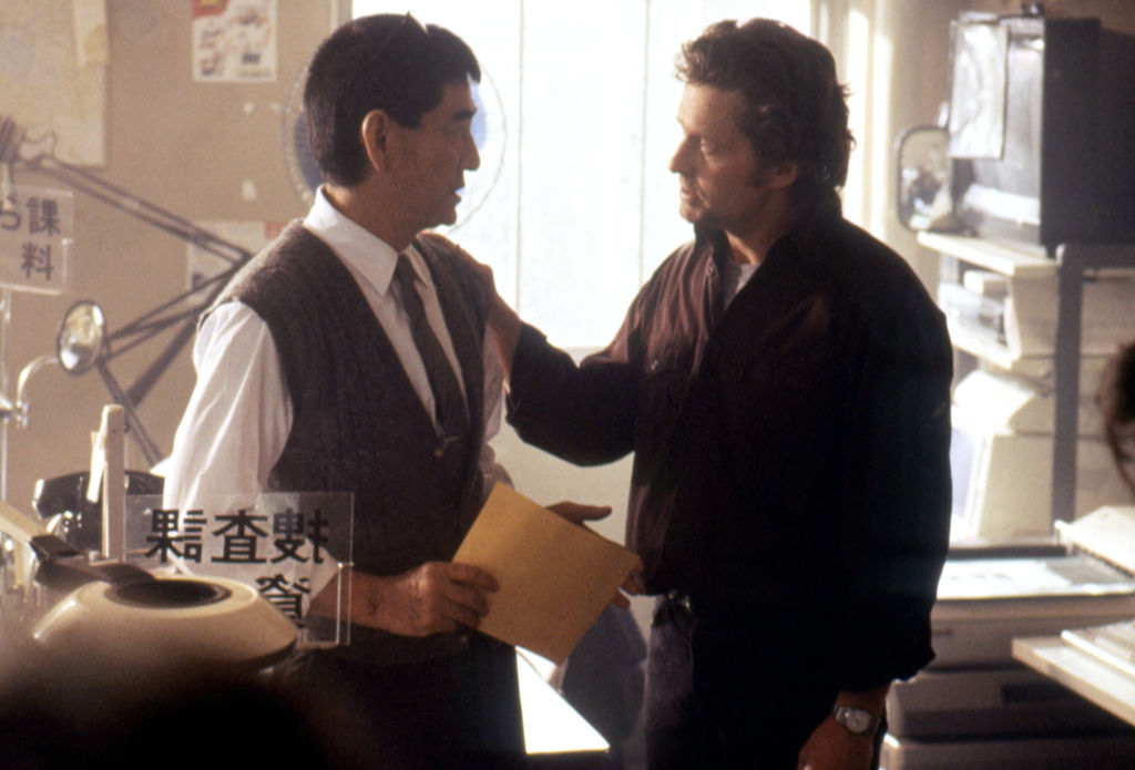 Leggi la recensione di Cineblog, scopri curiosità e ascolta la colonna sonora di Black Rain - Pioggia sporca, il cult "giapponese" del regista Ridley Scott con Michael Douglas e Andy Garcia compie 35 anni.