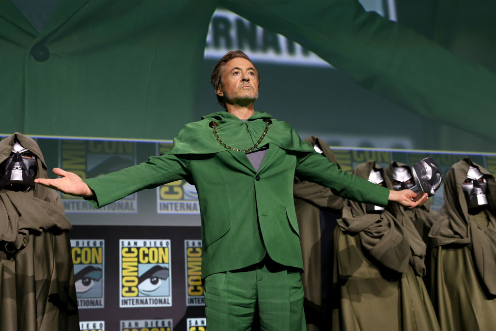 Robert Downey Jr. al Comic-Con 2024 per annunciare il ruolo di Doctor Doom nei film "Avengers: Doomsday" e "Avengers: Secret Wars" dei fratelli Russo.