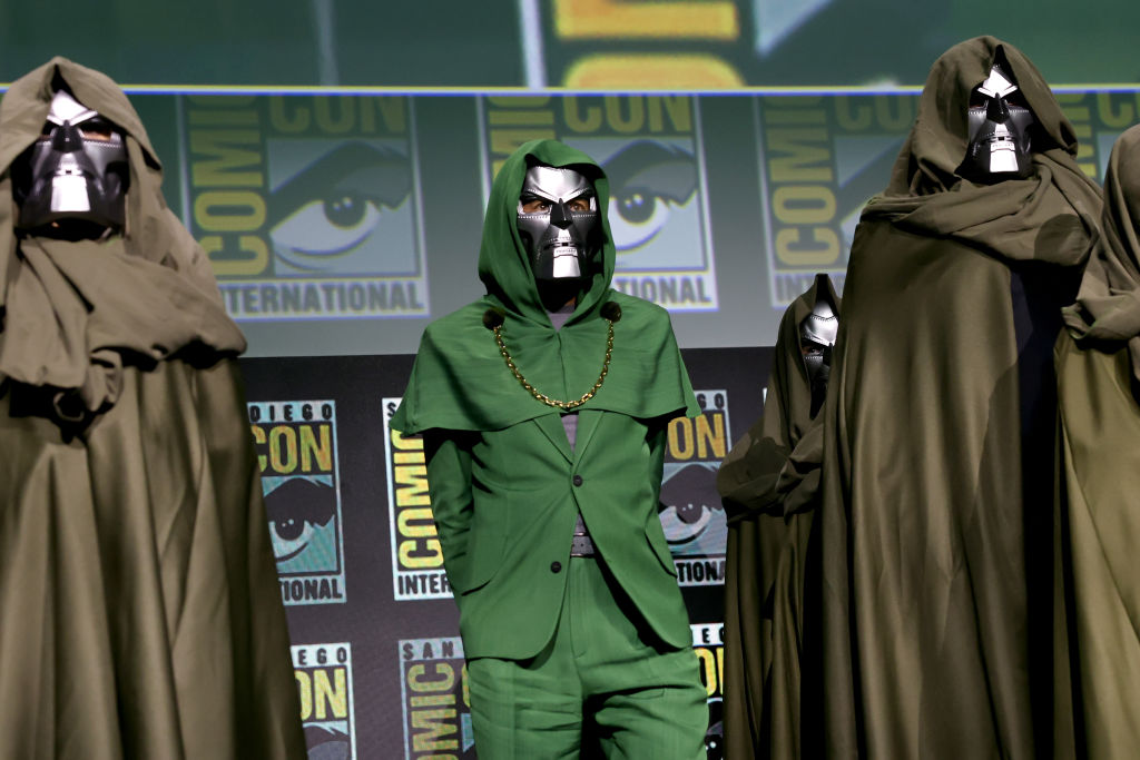 Robert Downey Jr. al Comic-Con 2024 per annunciare il ruolo di Doctor Doom nei film "Avengers: Doomsday" e "Avengers: Secret Wars" dei fratelli Russo.