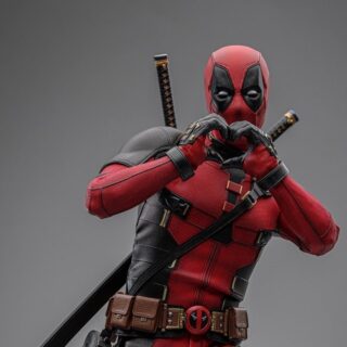 Deadpool & Wolverine è al cinema - Scopriamo le uscite di Panini Comics per celebrare i 30 anni del Mercenario Chiacchierone e la nuova action figure Hot Toys del film che ritrae Ryan Reynolds.