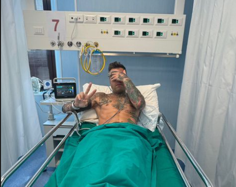 Fedez ricoverato per un’emorragia interna: “Grazie di cuore ai dottori e agli infermieri del Policlinico di Milano”