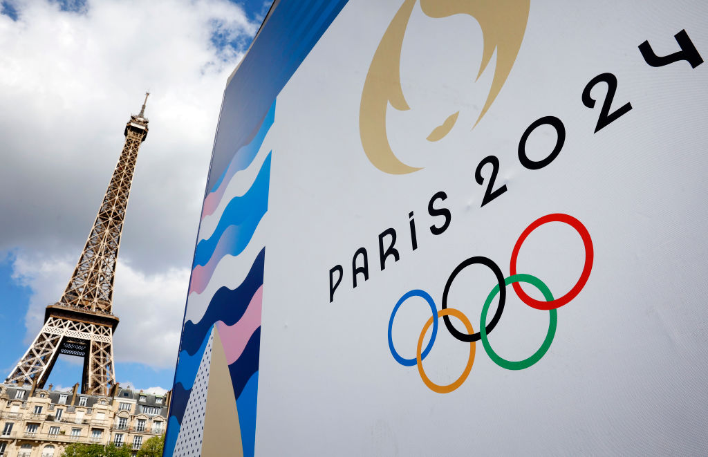 Ascolti tv martedì 30 luglio 2024: Olimpiadi (Scherma con Nuoto) 3.3mln (19.01%), replica Ciao Darwin 9 1.6mln (14.3%)