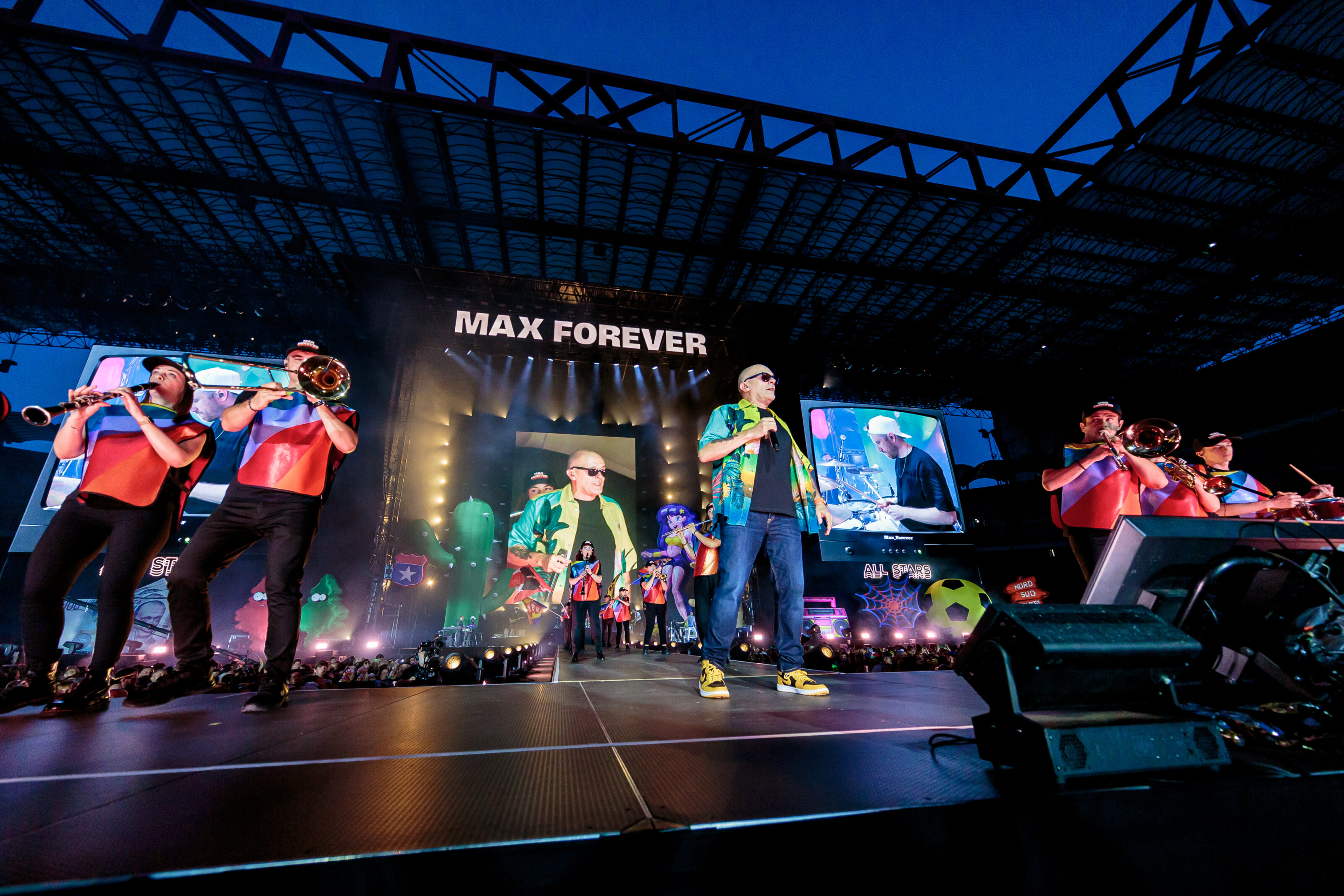Scaletta Max Pezzali Tour 2024: Stasera a San Siro con Effetti Speciali e Nostalgia
