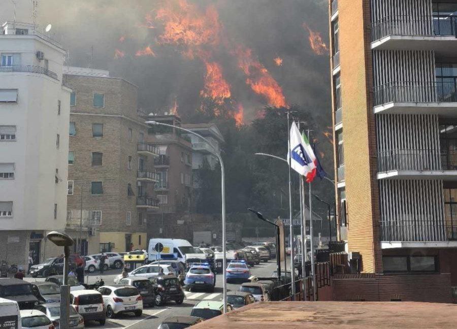 Incendio a Roma nelle vicinanze della sede Rai (evacuata) di Via Teulada: aggiornamenti