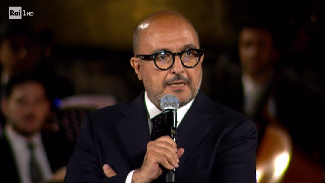 Ministro Sangiuliano, fischi tagliati al Taobuk Award. La Rai: “Non è una produzione interna”