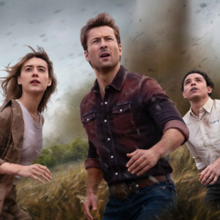 La recensione di Cineblog di "Twisters", il sequel 2.0 di Lee Isaac Chung con Daisy Edgar-Jones e Glen Powell, del classico disaster-movie anni '90 Twister.
