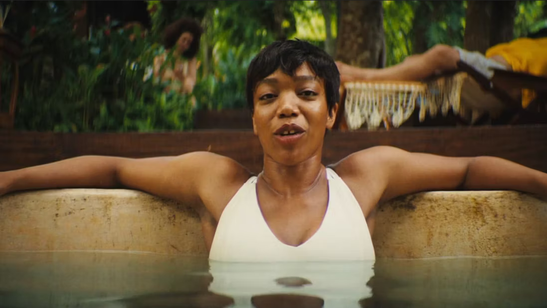 Recensione e tutto quello che c'è da sapere su "Blink Twice", il thriller di Zoe Kravitz con Naomi Ackie, Channing Tatum e Christian Slater - Al cinema con Warner Bros. Pictures Italia