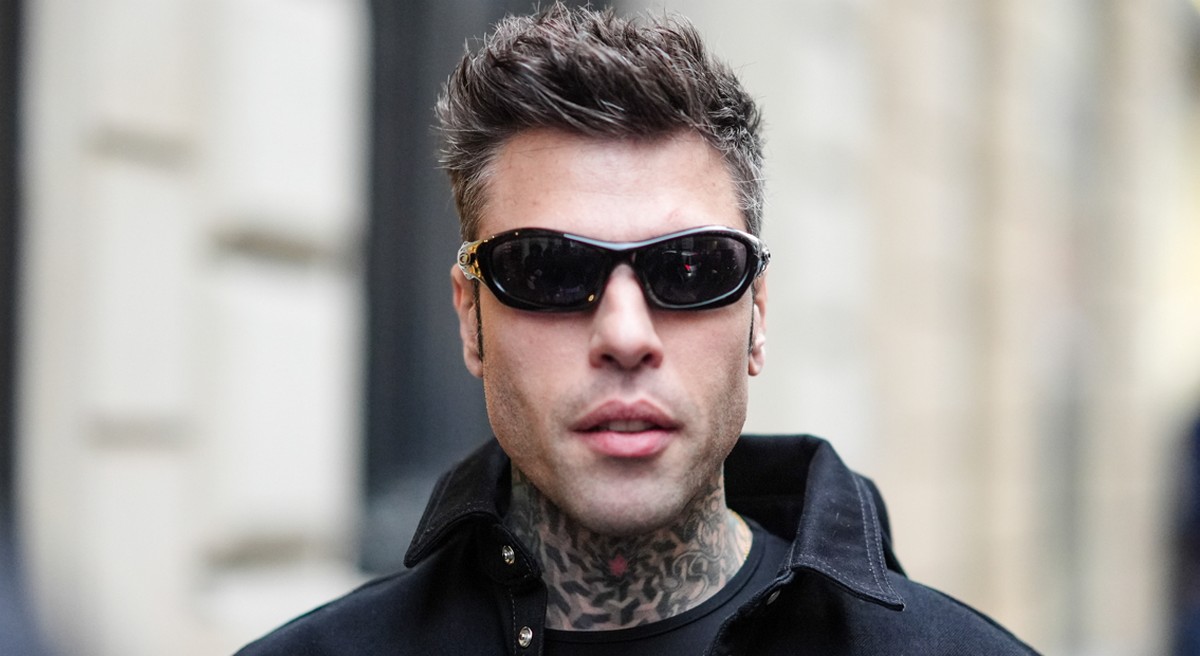 Allucinazione collettiva, Fedez: testo e audio della canzone dedicata a Chiara Ferragni. Lei replica: “Una finta canzone romantica”