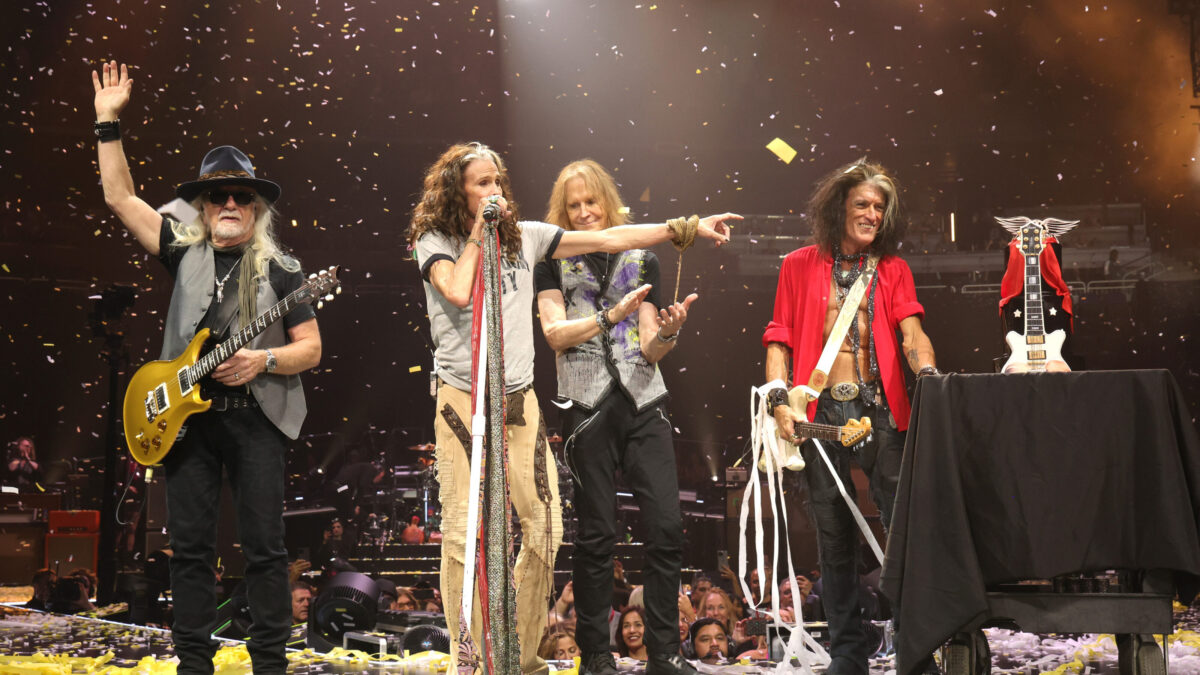 Gli Aerosmith annunciano il ritiro dai tour: addio ai concerti della band