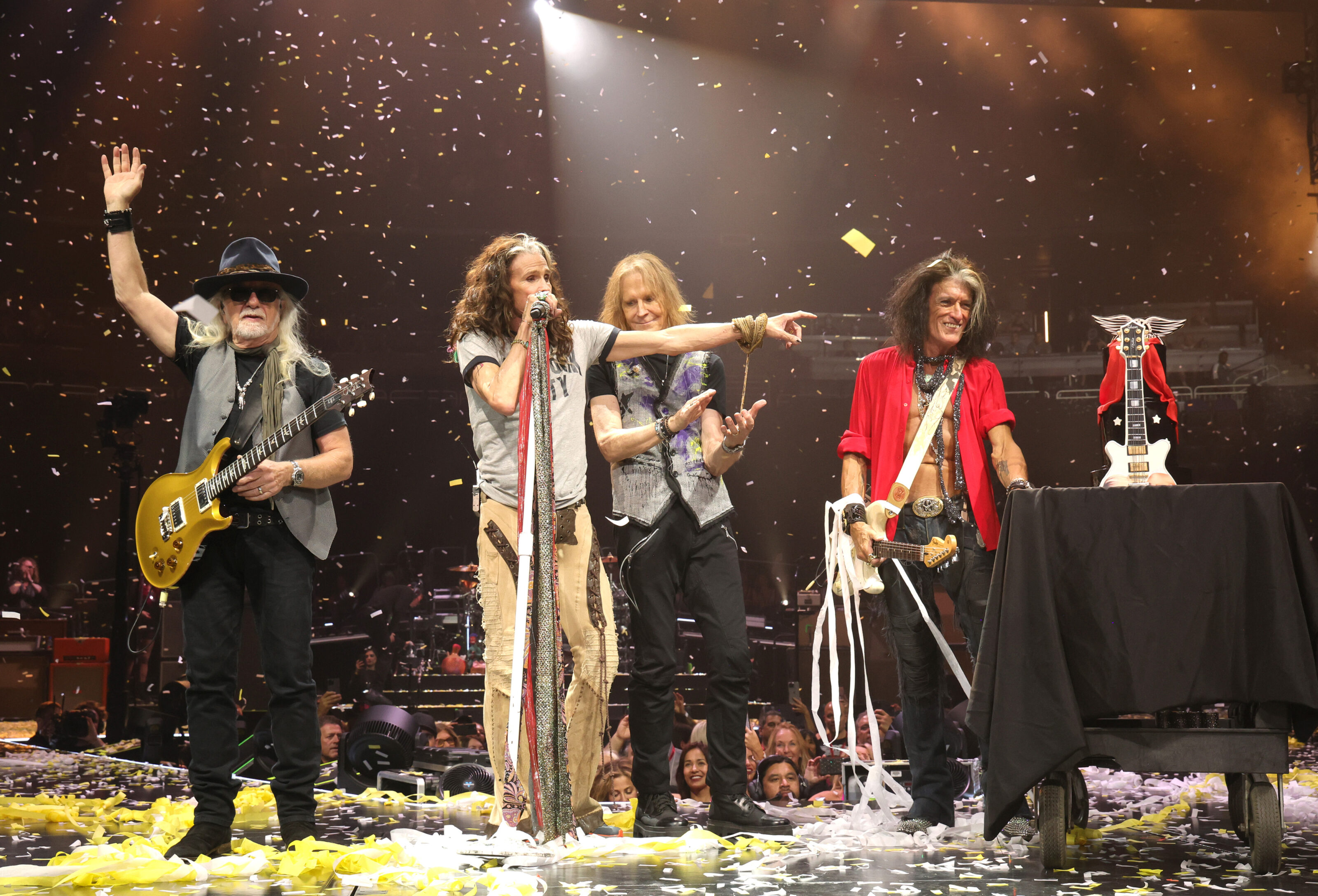 Gli Aerosmith annunciano il ritiro dai tour: addio ai concerti della band