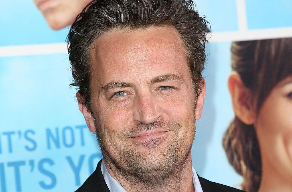 Matthew Perry, i momenti più iconici del suo Chandler Bing in Friends