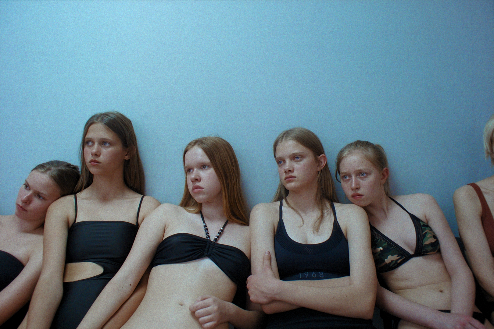 Annunciati i vincitori di Locarno 77 con il trionfo del film lituano Akiplėša (Toxic) di Saulė Bliuvaitė, vincitore del Pardo d’Oro del Concorso Internazionale. 