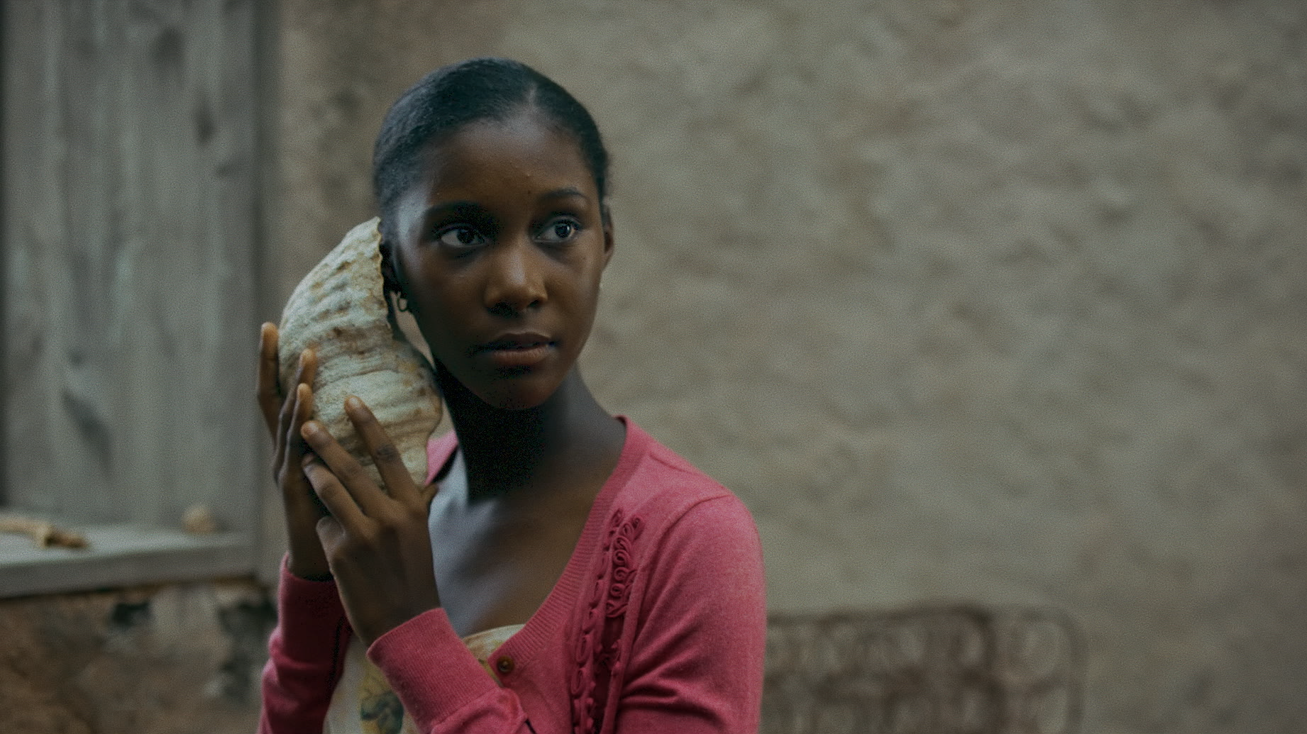 Annunciati i vincitori di Locarno 77 con il trionfo del film lituano Akiplėša (Toxic) di Saulė Bliuvaitė, vincitore del Pardo d’Oro del Concorso Internazionale. 