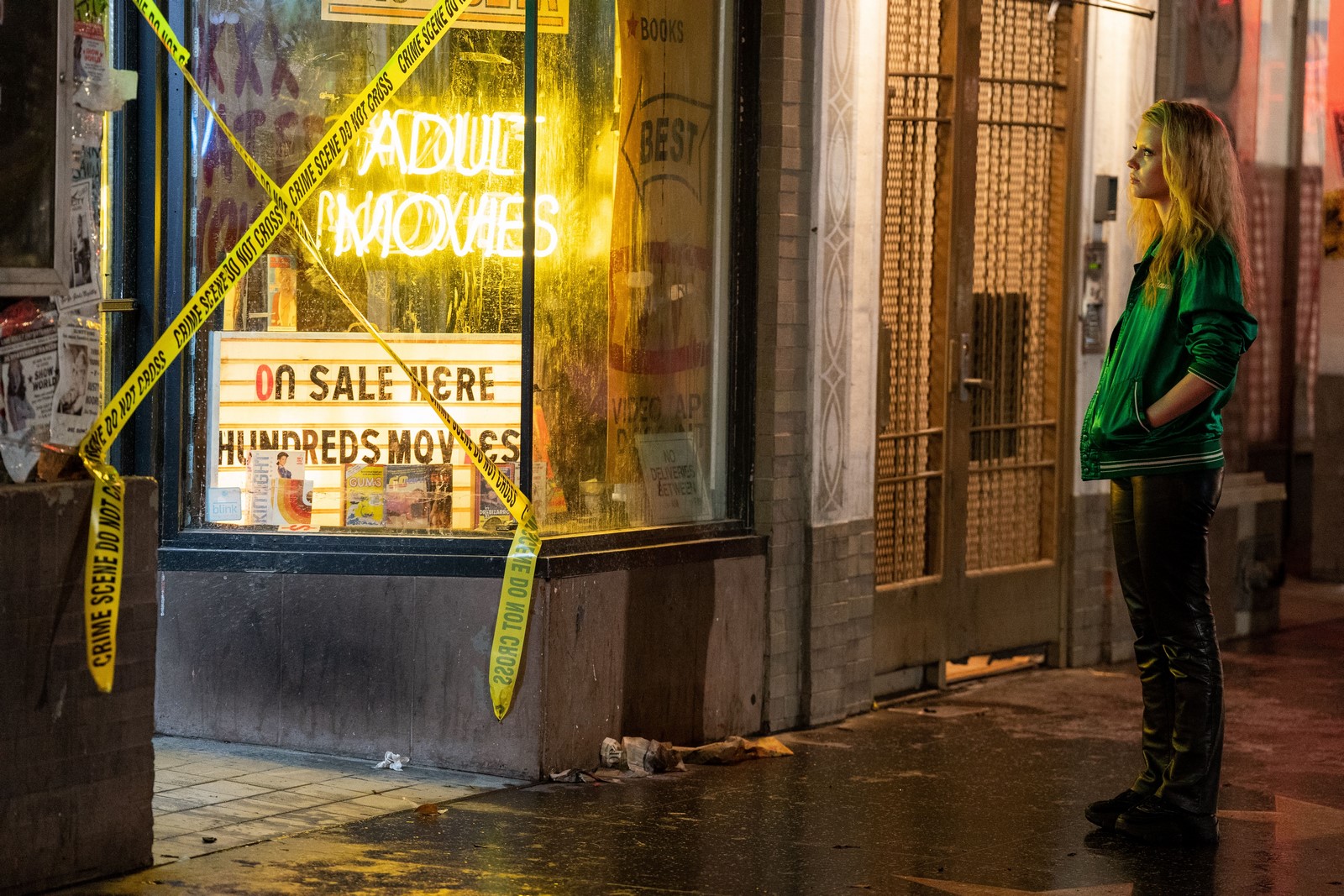 Recensione e tutto quello che c'è da sapere su "MaXXXine", film thriller-horror di Ti West con Mia Goth, Lily Collins, Kevin Bacon e Giancarlo Esposito.