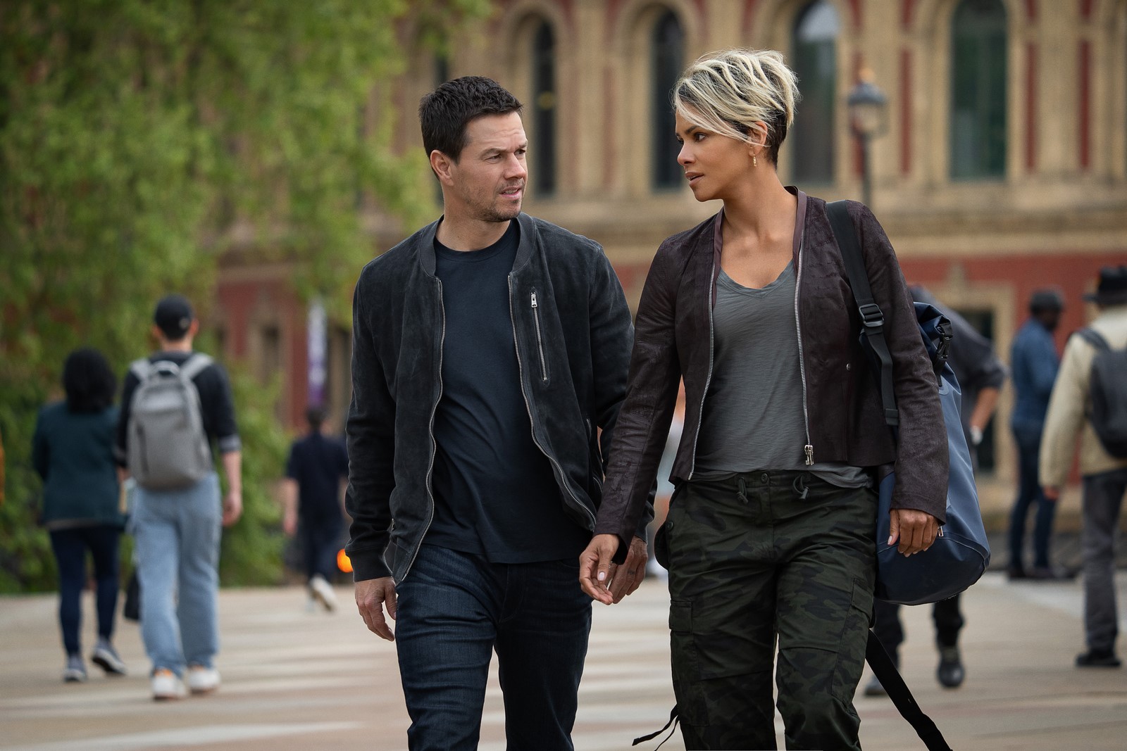 Recensione e tutto quello che c'è da sapere sulla commedia d'azione "The Union" di Netflix, con Mark Wahlberg, Halle Berry e J.K. Simmons.