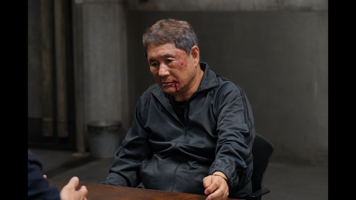 Venezia 81, Broken Rage: foto e poster del film Amazon Original di Takeshi Kitano