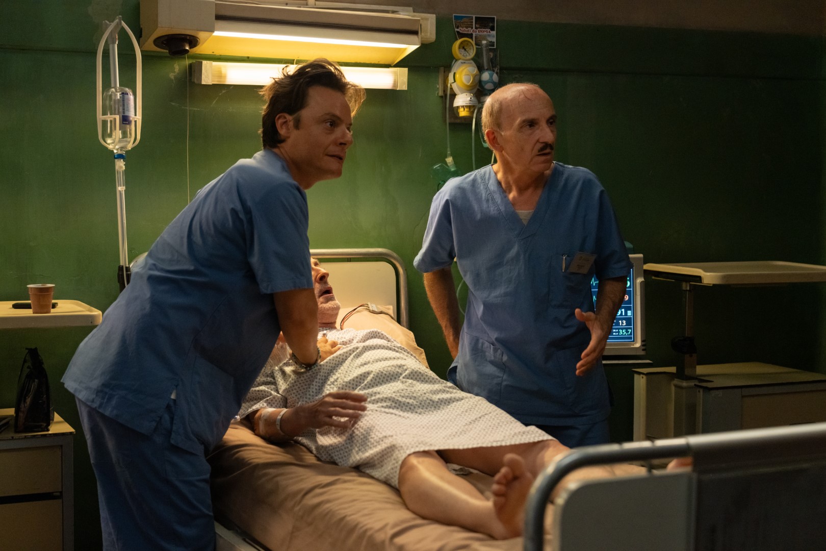 Disponibili i trailer di alcuni dei film in Concorso e Fuori concorso a Venezia 81 - Tra i titoli il nuovo film di Gianni Amelio, la dark-comedy ospedaliera con Carlo Buccirosso e il dramma sulla mafia con Toni Servillo e Elio Germano.