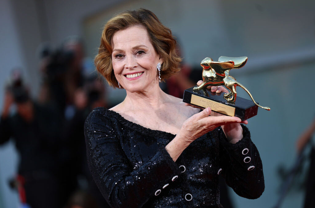 Venezia 81: Sigourney Weaver Leone d’Oro alla carriera parla del film di “The Mandalorian” e della saga di “Alien”