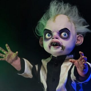 Beetlejuice 2 di Tim Burton ha debuttato nei cinema italiani e NECA lancia il pre-ordine della nuova e strepitosa bambola "life size"di Baby Beetlejuice.