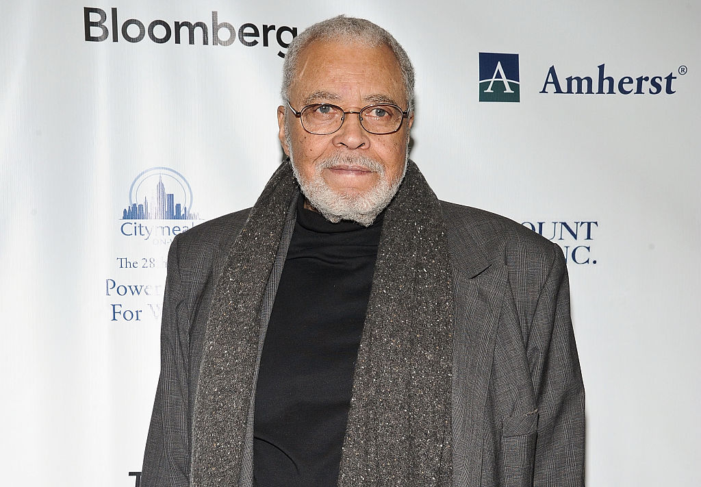 Cineblog ricorda il leggendario attore premio Oscar James Earl Jones iconica voce di Darth Vader nella saga di "Star Wars" e di Mufasa nei film de "Il re leone", aveva 93 anni