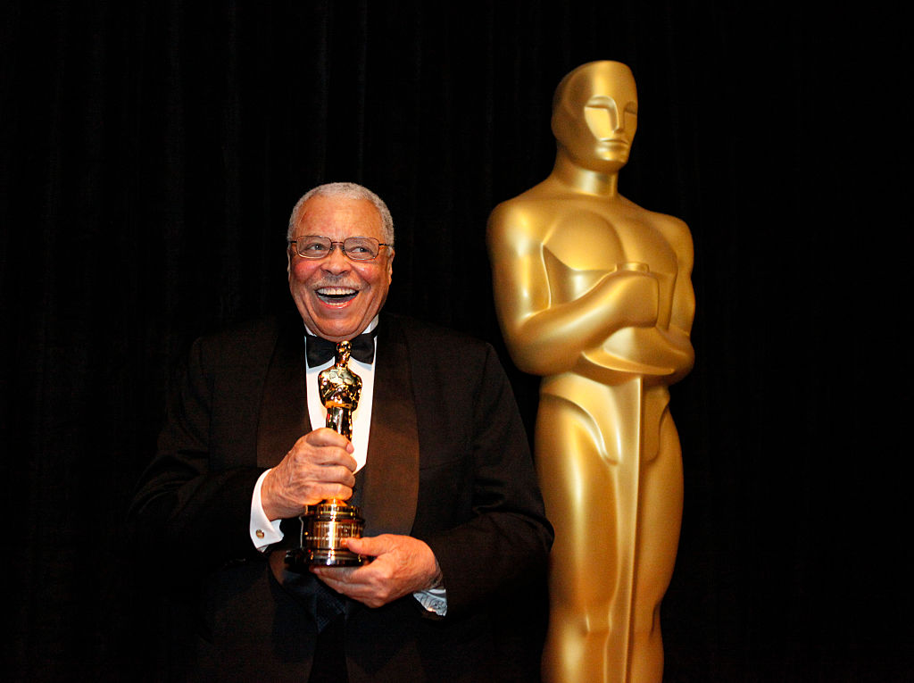 Cineblog ricorda il leggendario attore premio Oscar James Earl Jones iconica voce di Darth Vader nella saga di "Star Wars" e di Mufasa nei film de "Il re leone", aveva 93 anni