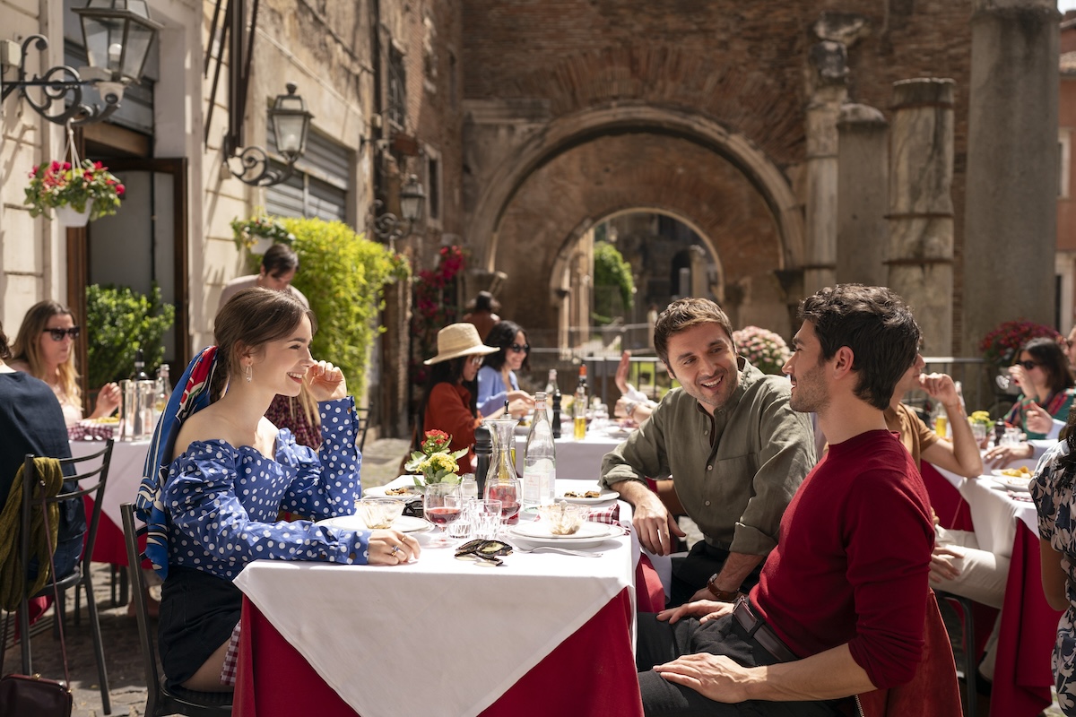 Emily in Paris a Roma? L’Italia non è più quella, ma se all’estero piace immaginarlo, va bene così