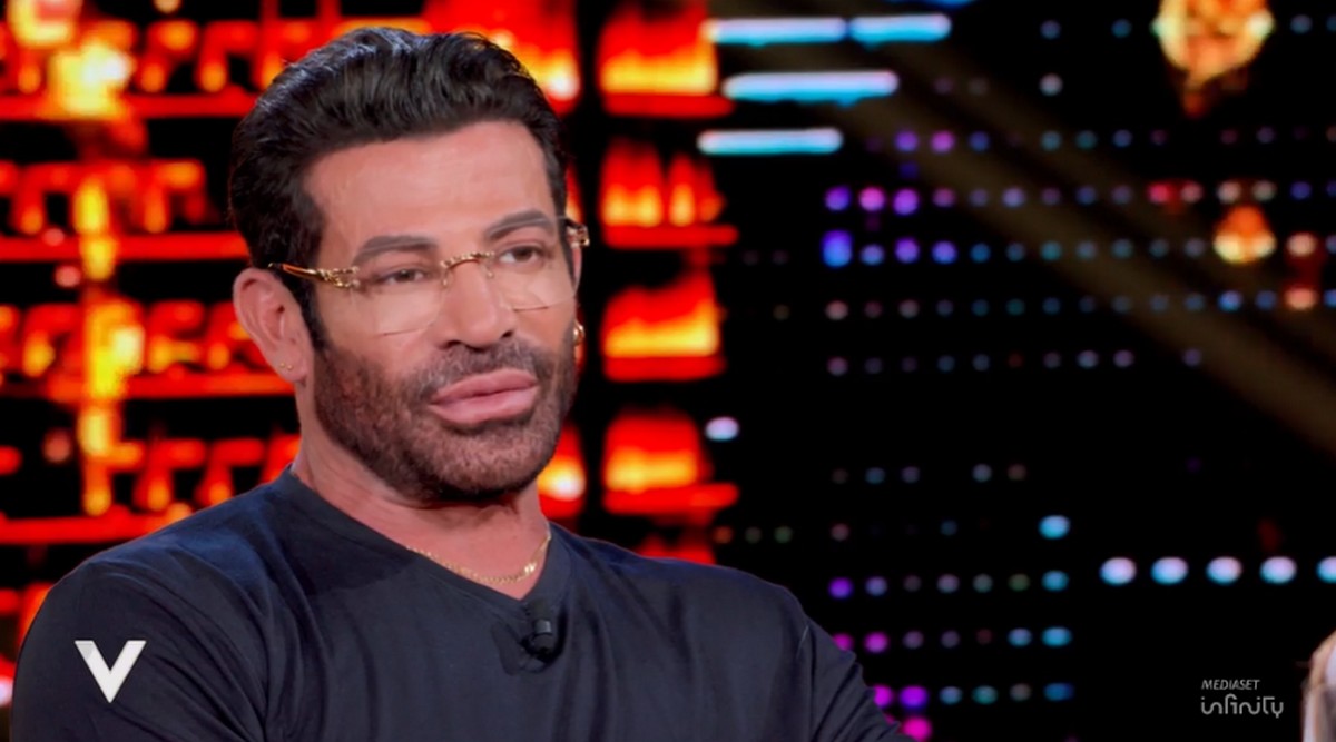 Gianni Sperti: “Sono stato truffato da persone che ritenevo amiche. Paola Barale? Mi farebbe piacere rivederla”