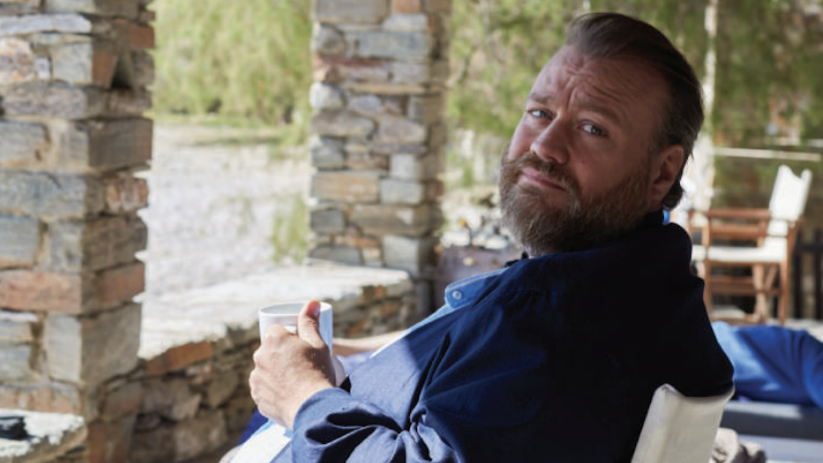 Kostas serie tv, recensione: Rai 1 chiama, il giallo risponde (anche dalla Grecia). Per Fresi occasione meritata
