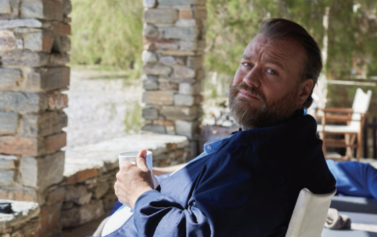 Kostas serie tv, recensione: Rai 1 chiama, il giallo risponde (anche dalla Grecia). Per Fresi occasione meritata