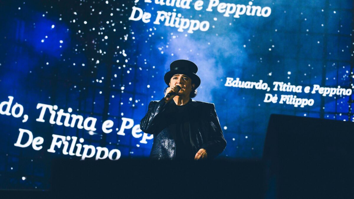Stasera in tv il concerto di Renato Zero a Napoli sul NOVE: tutte le anticipazioni