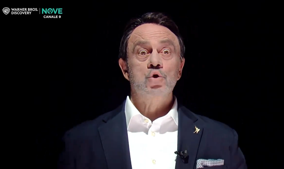 Crozza ancora non c’è, ma è come se ci fosse. I promo dello show diventano instant-sketch