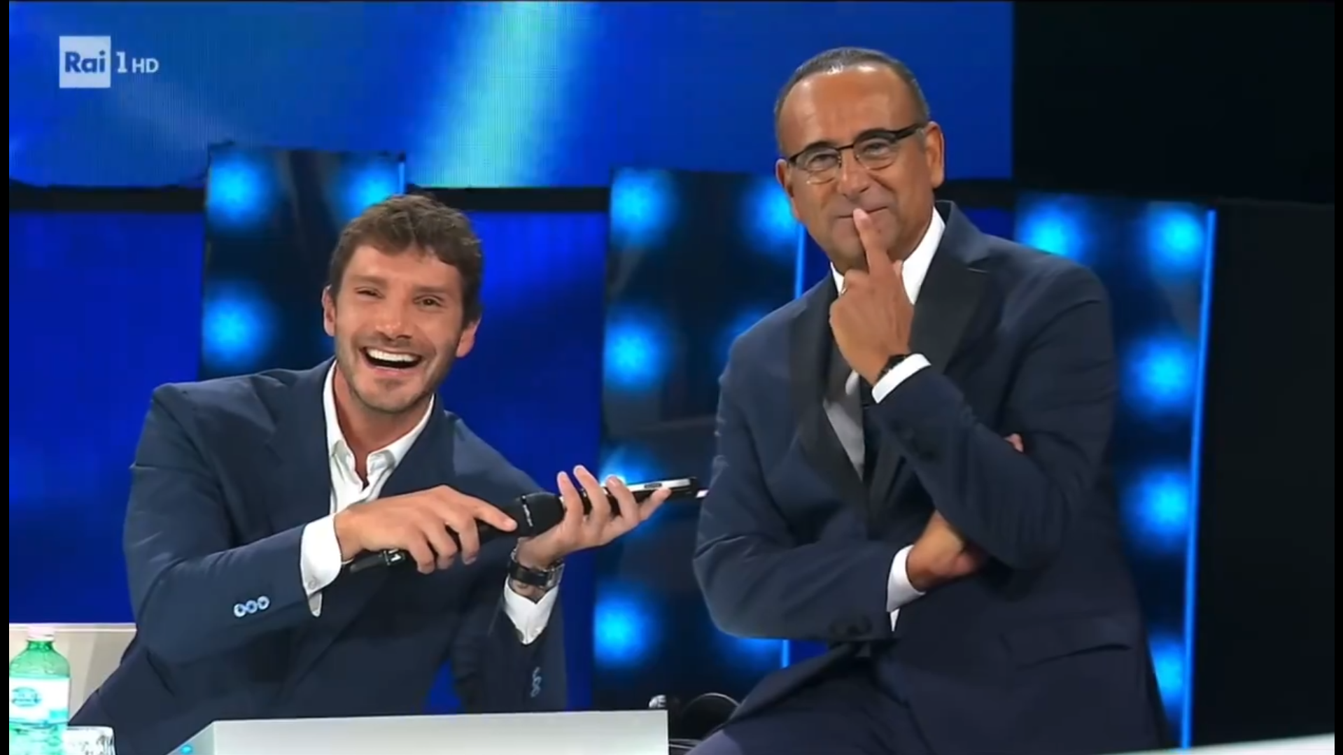 Tale e Quale Show fra…’Amici’ e Maria de Filippi telefona in diretta (VIDEO)
