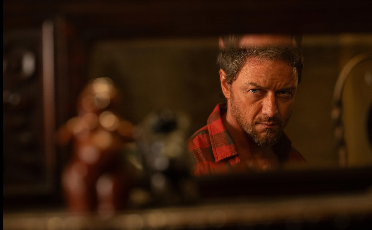 Recensione e tutto quello che c'è da sapere sul remake di Blumhouse "Speak No Evil" diretto da James Watkins e interpretato da James McAvoy, Mackenzie Davis, Scoot McNairy e Aisling Franciosi.