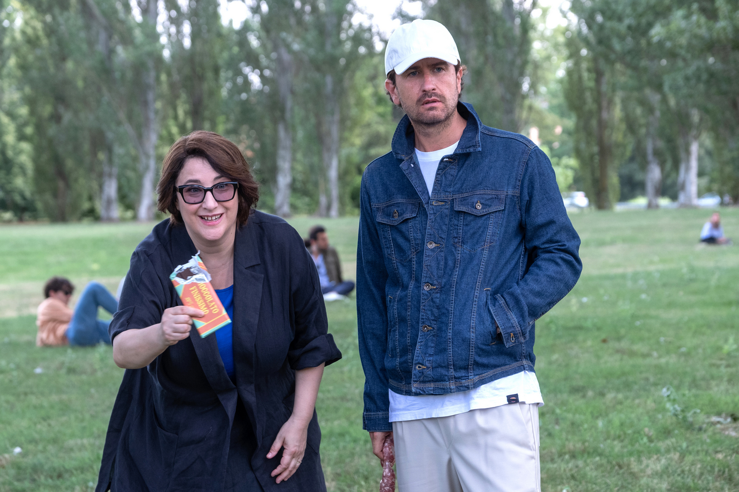 Su Rai Uno la commedia Tramite amicizia di Alessandro Siani interpretata da Siani con Max Tortora, Matilde Gioli, Maria Di Biase, Yari Gugliucci e Cecilia Dazzi.