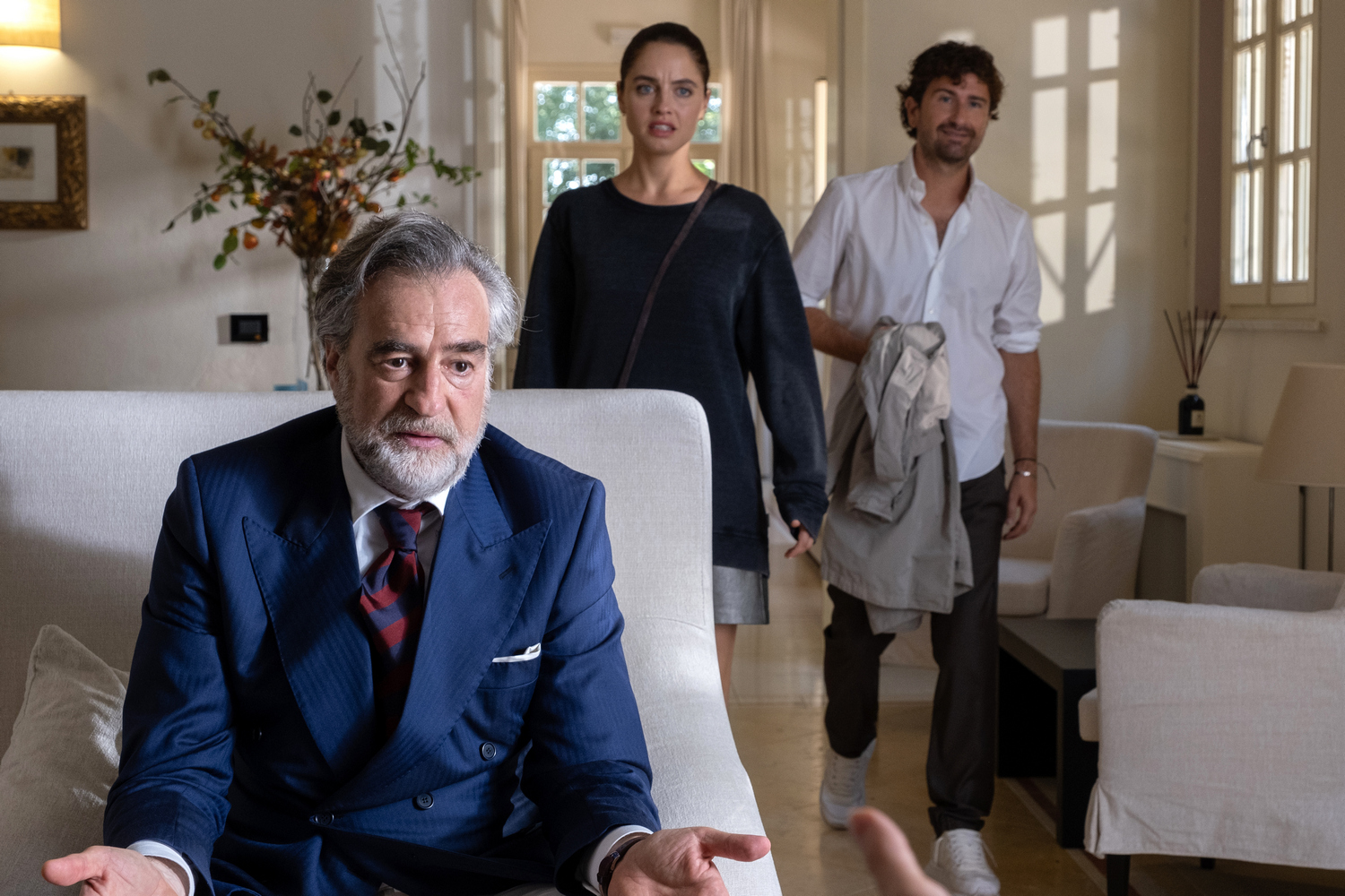 Su Rai Uno la commedia Tramite amicizia di Alessandro Siani interpretata da Siani con Max Tortora, Matilde Gioli, Maria Di Biase, Yari Gugliucci e Cecilia Dazzi.