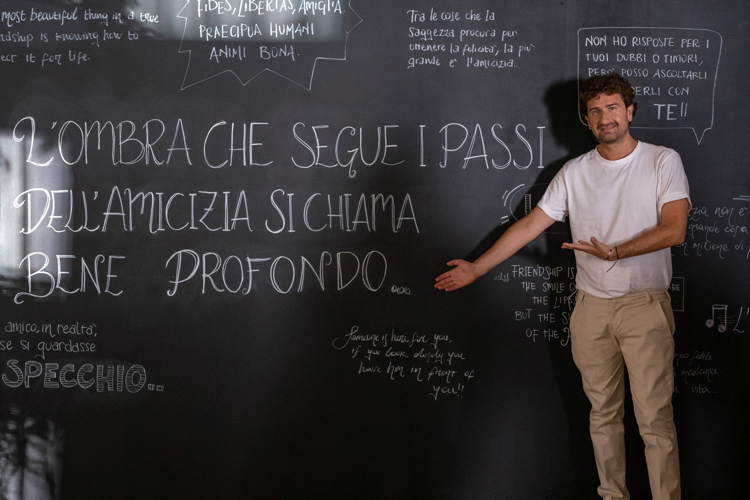 Su Rai Uno la commedia Tramite amicizia di Alessandro Siani interpretata da Siani con Max Tortora, Matilde Gioli, Maria Di Biase, Yari Gugliucci e Cecilia Dazzi.