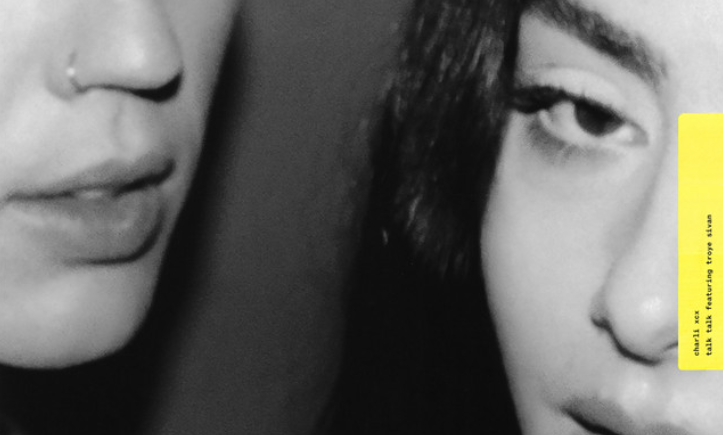 Talk talk, Charli xcx e Troye Sivan: testo, traduzione in italiano e significato della canzone