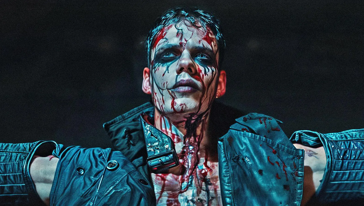 Recensione e tutto quello che c'è da sapere su "The Crow - Il corvo", il reboot/remake di Rupert Sanders con Bill Skarsgard, FKA twigs e Danny Huston.