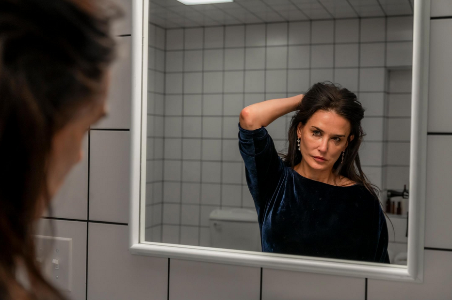 Tutto quello che c'è da sapere sul film horror di Coralie Fargeat con Demi Moore, Margaret Qualley e Dennis Quaid premiato a Cannes 2024 - Al cinema dal 30 ottobre con I Wonder Pictures.